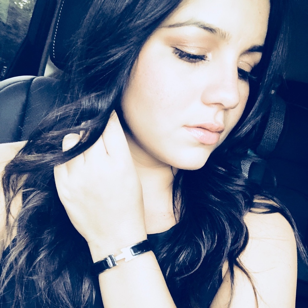 Meet your Posher, Claudia